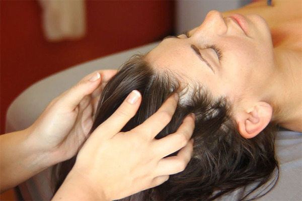 Cách để tóc mọc nhanh trong 1 tuần - Massage da đầu thường xuyên